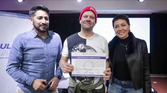MAYRA OTORGÓ CERTIFICADOS DE HABILITACIÓN MUNICIPAL A 13 COMERCIOS DEL DISTRITO (4)