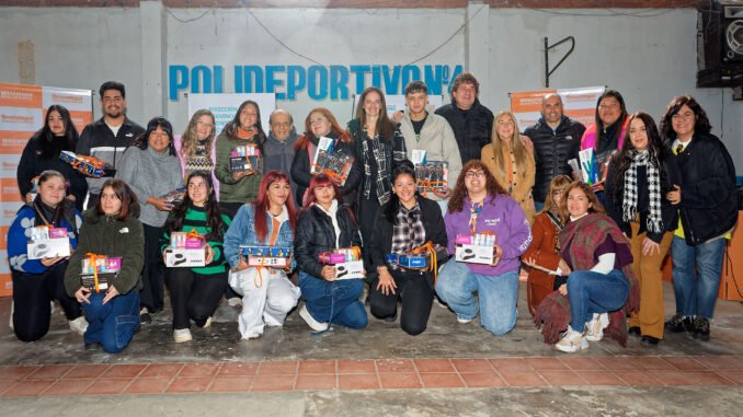 Emprendedores de Berazategui recibieron Kits de peluquería y manicuría (2)
